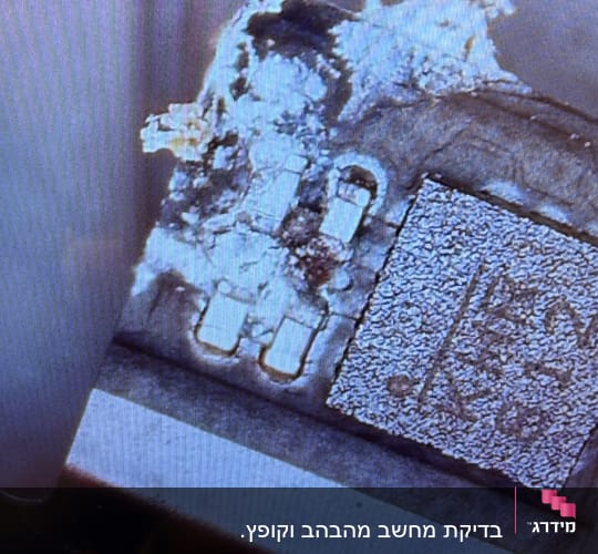 תמונה של רכיב אלקטרוני עם נזק או קורוזיה